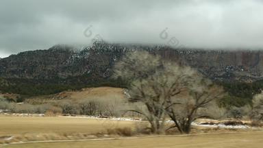 路旅行美国锡安布莱斯峡谷开车汽车犹他州搭便车旅行美国路线迪克西森林冬天当地的旅程平静大气雪山视<strong>图</strong>车